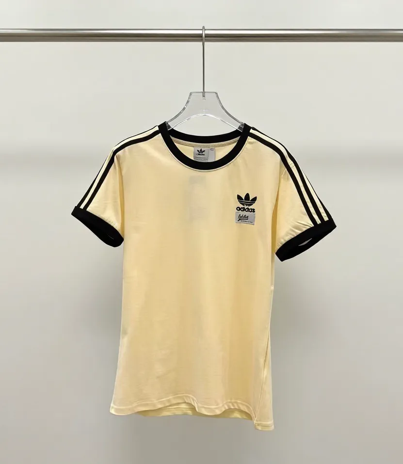 Adidas Adidas clover round neck drawstring short sleeves! On sale simultaneously at counters! Currently, it is the number one selling item! The iconic trefoil embroidery on the chest is full and three-dimensional, and the small logo print is very unique. It is stitched all around and the details are in place. The light Purple fabric is linen and cotton compact plain weave. This kind of fabric is relatively stiff and stylish after the upper body, very textured and more breathable. The collar and cuffs are all spliced ​​with Retro ink Green threads, which perfectly fit with the Green three stripes that run through the sleeves and shoulders. It is sports and leisure, and the quality is worthy of recognition! This source product, hurry up and get it. Style number: A 222# Color: Black, Apricot, Purple, Size: S-2XL